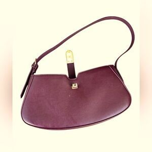 Elegant Burgundy Shoulder Bag
(Color vine)